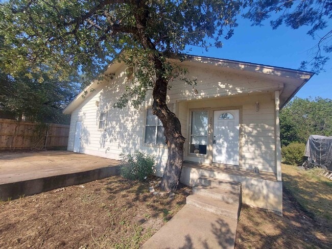 752 Pecan Ln in Cottonwood Shores, TX - Building Photo - Building Photo