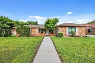 936 Cottonwood Trail in Benbrook, TX - Building Photo