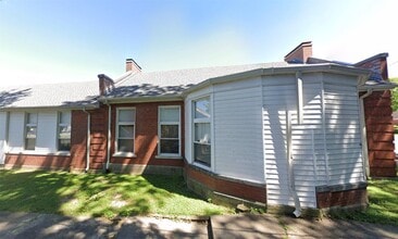 303 W Sloan St in Harrisburg, IL - Building Photo - Building Photo
