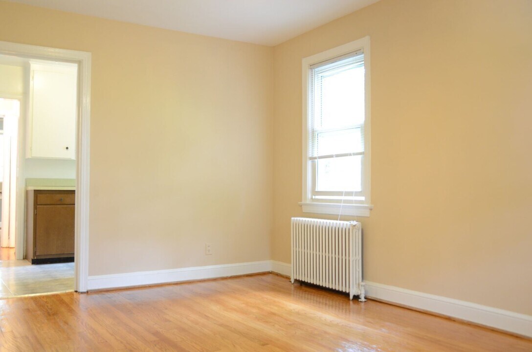 8210 Greenwood Ave, Unit 4 in Takoma Park, MD - Foto de edificio