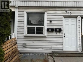 209 Stewart St in Peterborough, ON - Building Photo