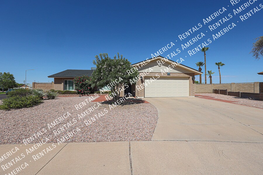 1360 W Esplanade St in Mesa, AZ - Building Photo