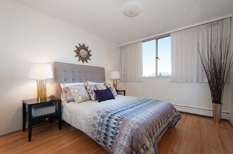 Starlight Towers in Vancouver, BC - Building Photo - Building Photo