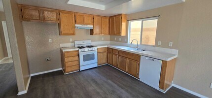 43627 6th St E in Lancaster, CA - Foto de edificio - Building Photo