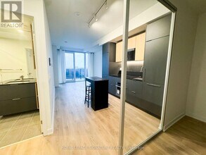 1 Fairview Rd E in Mississauga, ON - Building Photo - Building Photo