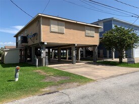 585 Warsaw Dr in Bayou Vista, TX - Building Photo