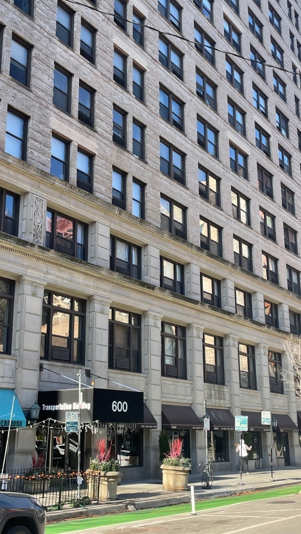 property at 600 S Dearborn St