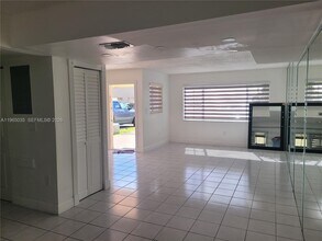 2425 W 54th Pl in Hialeah, FL - Building Photo - Building Photo