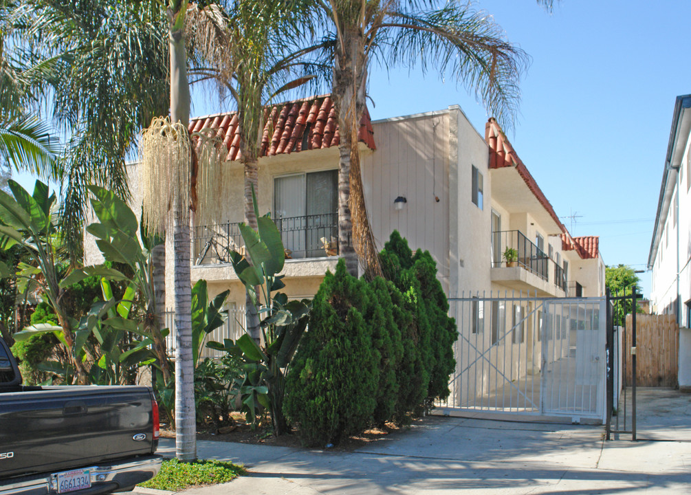 2325 Chariton St in Los Angeles, CA - Building Photo