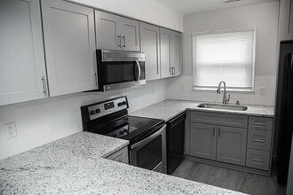 Room in Townhome on Bona Ct in Raleigh, NC - Building Photo - Building Photo