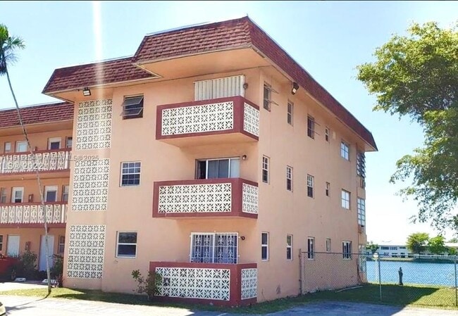 18900 NE 3rd Ct in Miami, FL - Building Photo - Building Photo