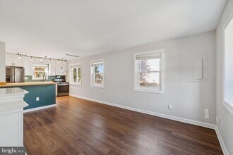 5822 Fifer Dr in Alexandria, VA - Foto de edificio - Building Photo
