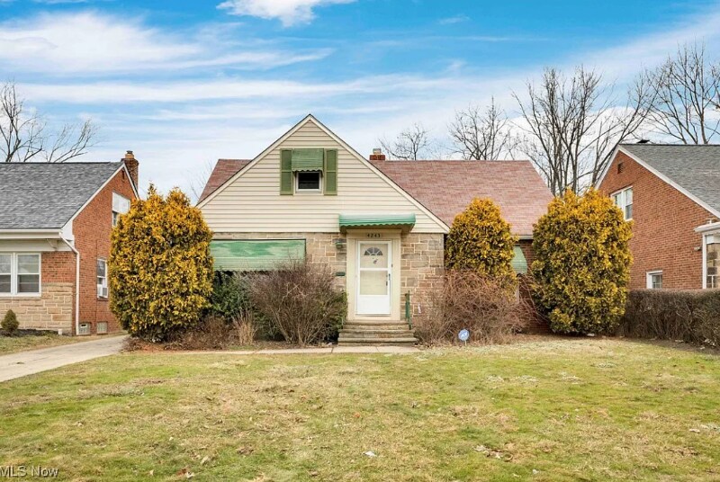4243 Okalona Rd in South Euclid, OH - Building Photo