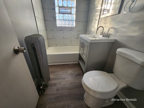 652 E 81st St in Chicago, IL - Foto de edificio - Building Photo