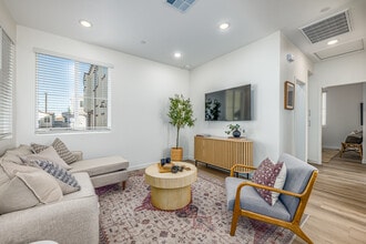 Aspan Square Homes in Azusa, CA - Foto de edificio - Interior Photo