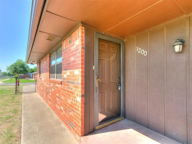 1200 N Crawford Ave in Norman, OK - Building Photo - Building Photo