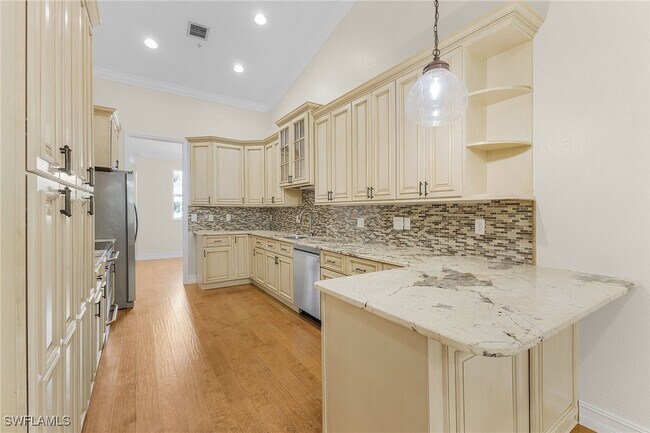 property at 1325 Mariposa Cir