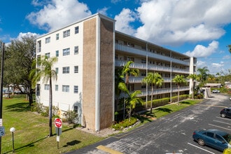 Hillcrest Country Club Apartments in Hollywood, FL - Building Photo - Building Photo