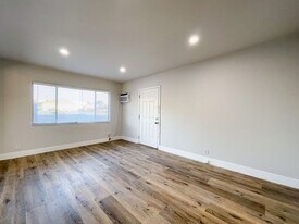 4848 St Charles Pl, Unit 5