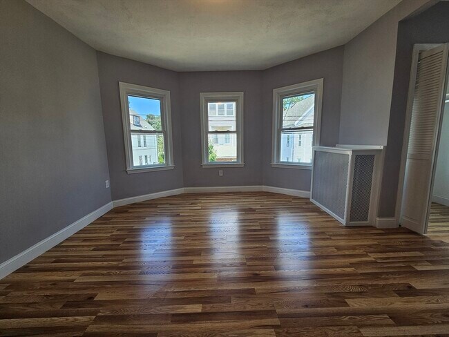 33 Linden St in Everett, MA - Building Photo - Building Photo
