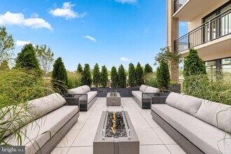 6718 Lowell Ave in McLean, VA - Foto de edificio - Building Photo