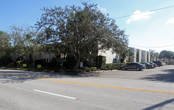 The Oaks on Azeele in Tampa, FL - Building Photo - Building Photo