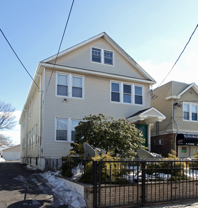 1005 Monroe Ave in Elizabeth, NJ - Foto de edificio