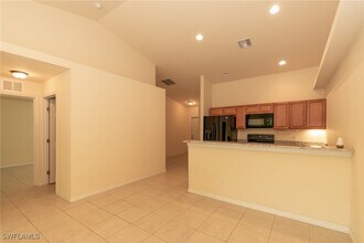 1317 SE 24th Ave in Cape Coral, FL - Foto de edificio - Building Photo