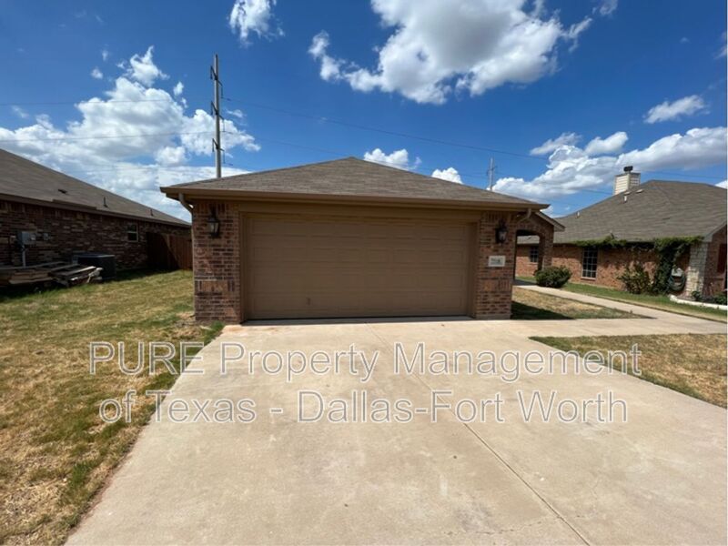 7318 Mistletoe Trail in Granbury, TX - Building Photo