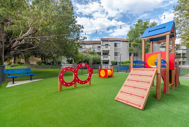 Parkside Court in Santa Ana, CA - Foto de edificio - Building Photo