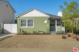8053 Altavan Ave in Los Angeles, CA - Building Photo - Building Photo