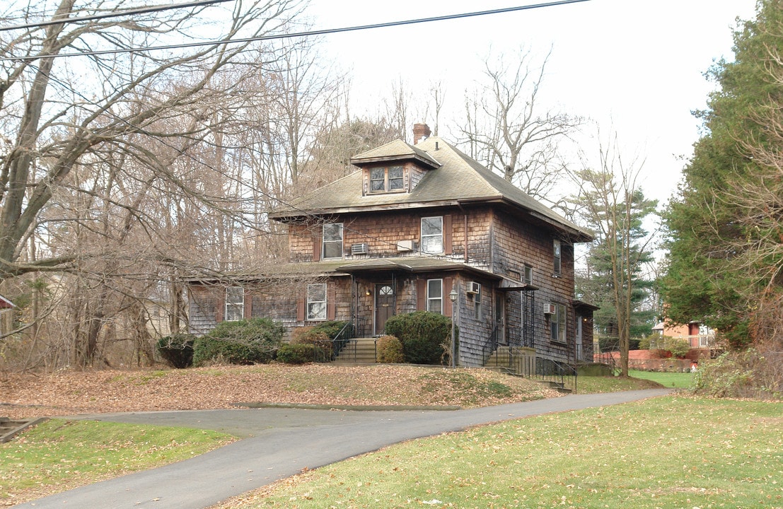 2764 Whitney Ave in Hamden, CT - Foto de edificio