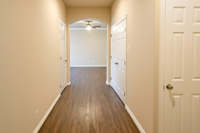 811 S Wilson St in Kaufman, TX - Foto de edificio - Building Photo