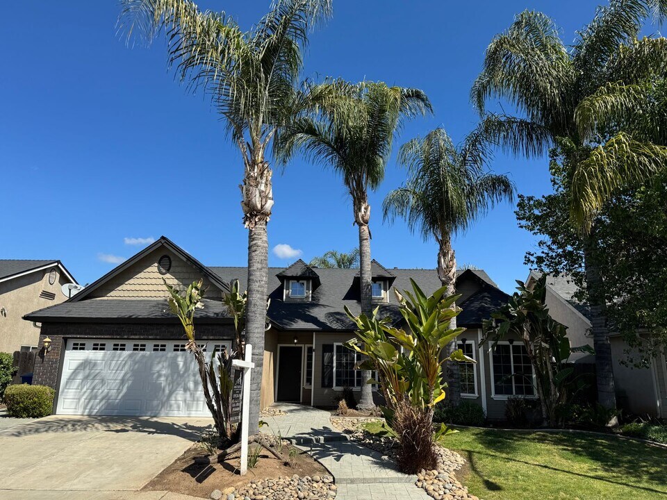 2554 E Lester Ave in Fresno, CA - Building Photo