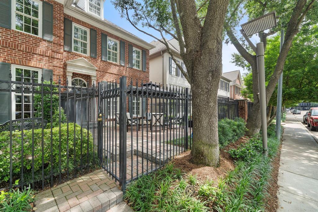 5136 Chevy Chase Dr in Houston, TX - Building Photo