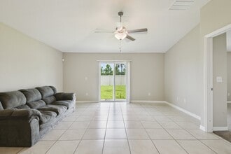 5436 Blue Azure Dr in Wimauma, FL - Building Photo - Building Photo