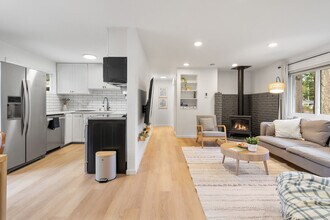 23006 63rd Ave W in Mountlake Terrace, WA - Foto de edificio - Building Photo