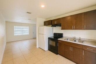 908 Mccray Ct in Fort Pierce, FL - Building Photo - Building Photo