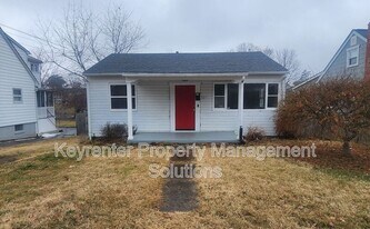 527 S Magnolia Ave in Waynesboro, VA - Building Photo