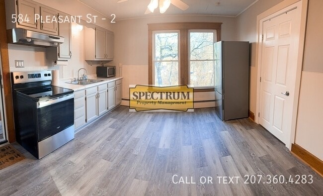 584 Pleasant St in Lewiston, ME - Foto de edificio - Building Photo