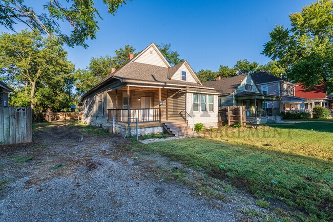 1329 N Wellington Pl in Wichita, KS - Building Photo - Building Photo