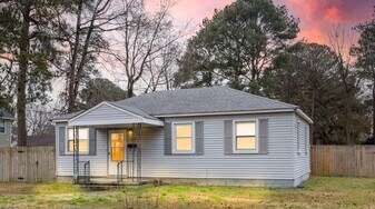 504 Beacon Rd in Portsmouth, VA - Building Photo