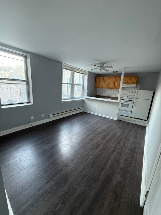 808 S 6th St, Unit 2B in Philadelphia, PA - Building Photo