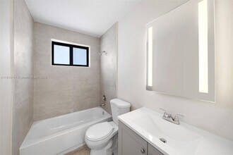 1310 W 29th St in Hialeah, FL - Foto de edificio - Building Photo