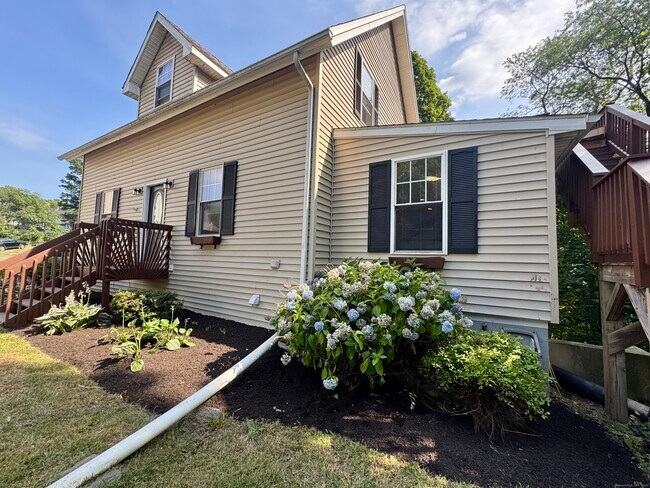 22 Hull Pl in Seymour, CT - Building Photo - Building Photo