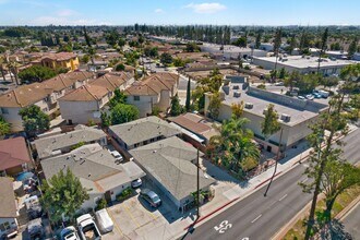 6444 Gage Ave, Unit 6444 12 in Bell Gardens, CA - Foto de edificio - Building Photo