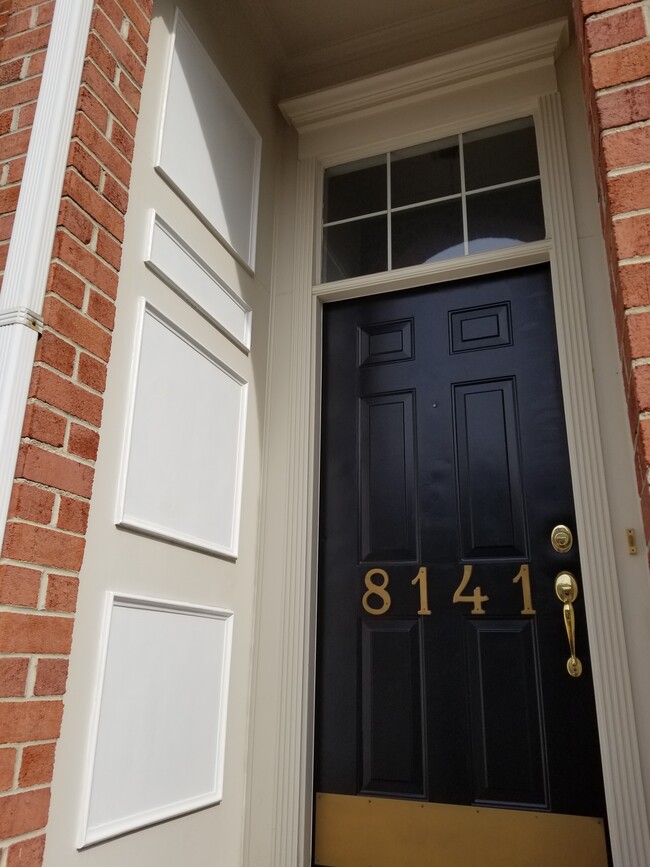 8141 Madrillon Ct in Vienna, VA - Foto de edificio - Building Photo