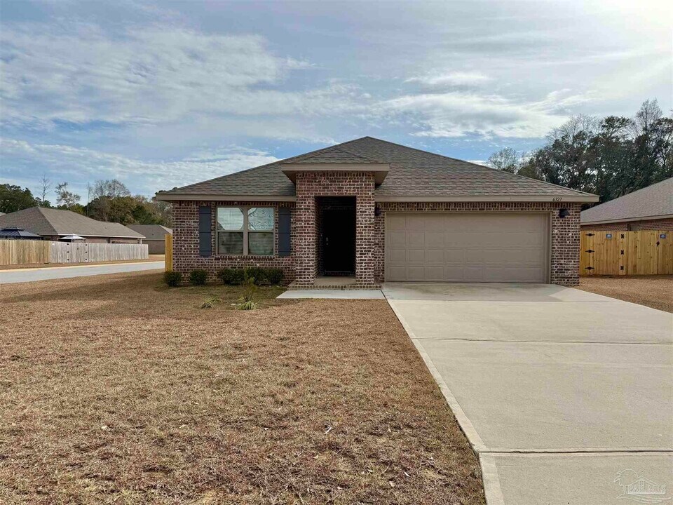 6327 Burrow Ln in Bellview, FL - Building Photo