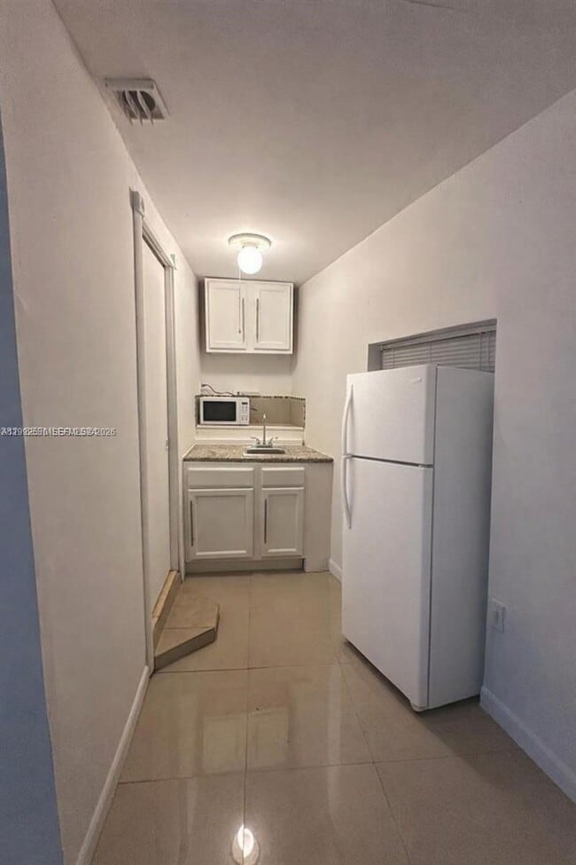 1572 NE 149th St in Miami, FL - Building Photo - Building Photo