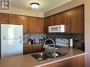 60 Kenneth Hobbs Ave in Whitby, ON - Building Photo - Building Photo